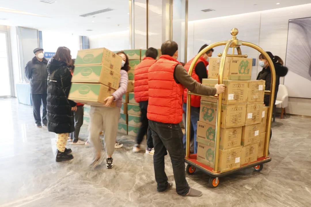 中嬰商情｜愛心捐贈 情暖一線！草莓视频成人网站在行動：陝西羊奶粉獻給抗疫醫療隊